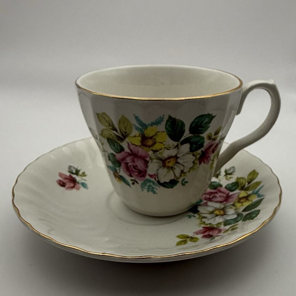 Rare Vintage Aynsley Fine Bone China tea cup and saucer set Gold Trimming - Picture 6 of 7